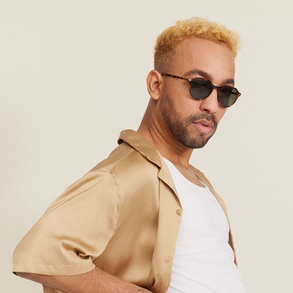 Mit FRAIMS Brillen sind wir Teil deines Lebens Hector mit der FRAIMS Sonnebrille Ed