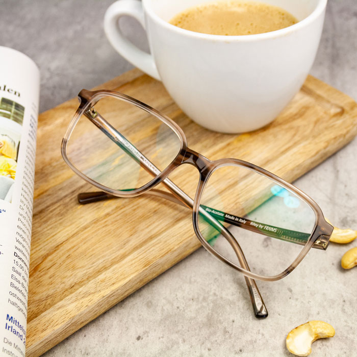 FRAIMS Nature Brille Riley mit Kaffee und Zeitung