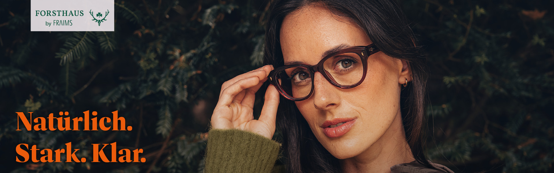 Nat&uuml;rlich. Stark. Klar. Frau mit Brille aus der Forsthaus Kollektion von FRAIMS