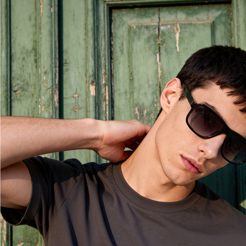 männliches Model trägt eine FRAIMS Sonnenbrille